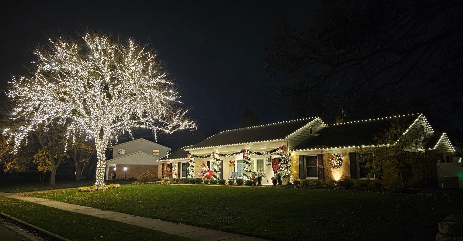 The Votes are in for ELi’s First Holiday Lights Contest